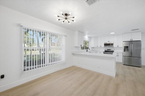 House in Bradenton, Florida 5 bedrooms, 238.29 sq.m. № 2148618 - photo 9