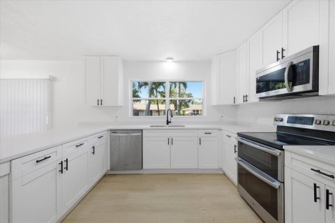 House in Bradenton, Florida 5 bedrooms, 238.29 sq.m. № 2148618 - photo 12