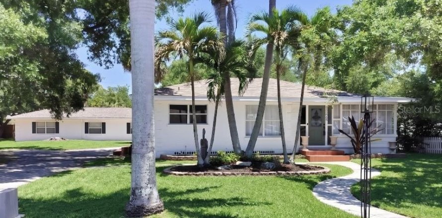 House in Bradenton, Florida 5 bedrooms, 238.29 sq.m. № 2148618