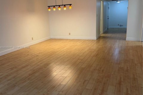 Condo in Pompano Beach, Florida, 3 bedrooms  № 2243300 - photo 11