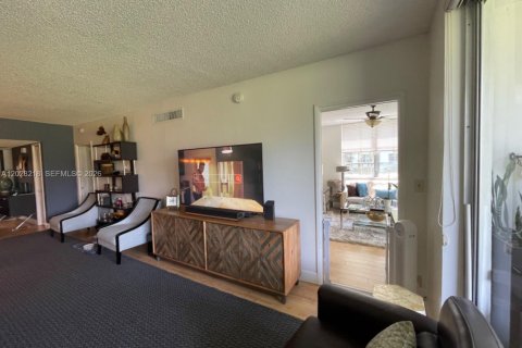 Condo in Pompano Beach, Florida, 3 bedrooms  № 2243300 - photo 9