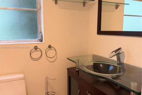 Condo in Pompano Beach, Florida, 3 bedrooms  № 2243300 - photo 16