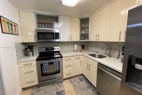 Condo in Pompano Beach, Florida, 3 bedrooms  № 2243300 - photo 2