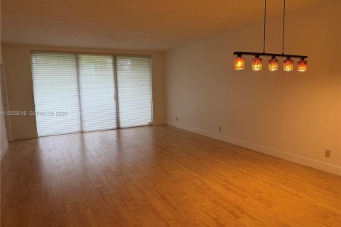 Condo in Pompano Beach, Florida, 3 bedrooms  № 2243300 - photo 10