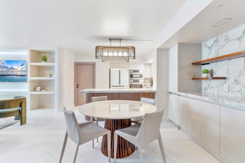 Снять в аренду кондоминиум в Халландейл-Бич, Флорида 2 спальни, 111.48м2, № 1974152 - фото 2