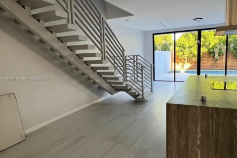 Touwnhouse à vendre à Miami, Floride: 4 chambres, 222.97 m2 № 1971889 - photo 3