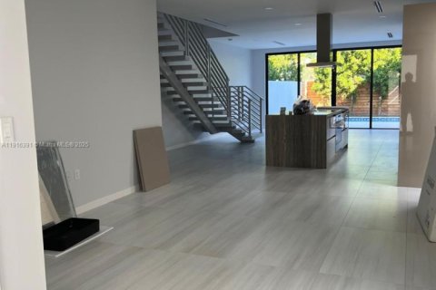 Touwnhouse à vendre à Miami, Floride: 4 chambres, 222.97 m2 № 1971889 - photo 1