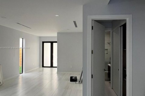 Touwnhouse à vendre à Miami, Floride: 4 chambres, 222.97 m2 № 1971889 - photo 9