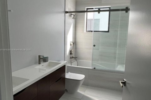 Touwnhouse à vendre à Miami, Floride: 4 chambres, 222.97 m2 № 1971889 - photo 19