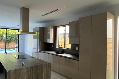 Touwnhouse à vendre à Miami, Floride: 4 chambres, 222.97 m2 № 1971889 - photo 2