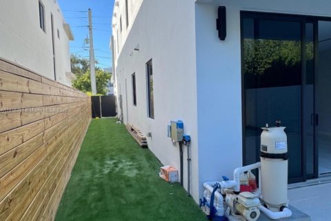 Touwnhouse à vendre à Miami, Floride: 4 chambres, 222.97 m2 № 1971889 - photo 8