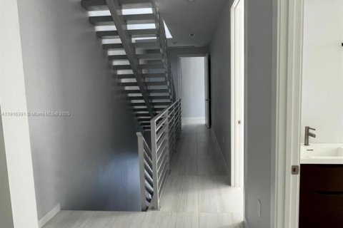 Touwnhouse à vendre à Miami, Floride: 4 chambres, 222.97 m2 № 1971889 - photo 18