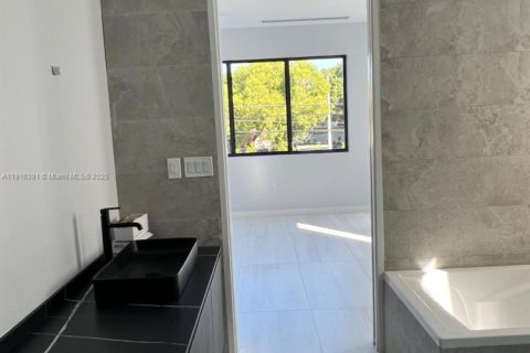 Touwnhouse à vendre à Miami, Floride: 4 chambres, 222.97 m2 № 1971889 - photo 24
