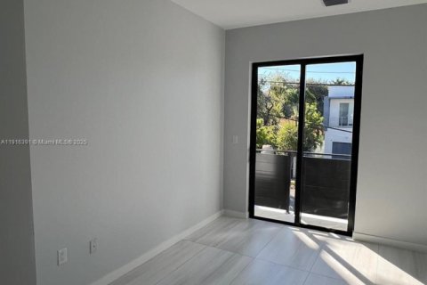 Touwnhouse à vendre à Miami, Floride: 4 chambres, 222.97 m2 № 1971889 - photo 11