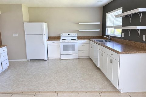 Villa ou maison à louer à North Port, Floride: 2 chambres, 109.16 m2 № 2429618 - photo 4