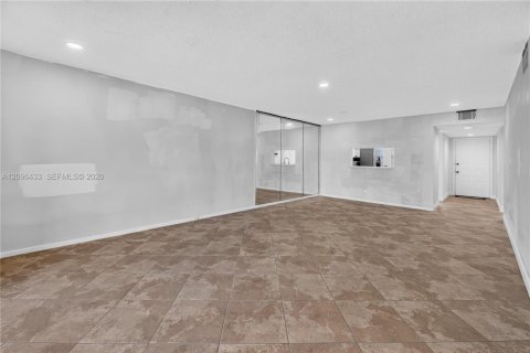 Copropriété à vendre à Pembroke Pines, Floride: 2 chambres, 110.74 m2 № 2393377 - photo 7