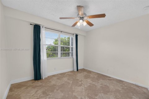 Copropriété à vendre à Pembroke Pines, Floride: 2 chambres, 110.74 m2 № 2393377 - photo 14