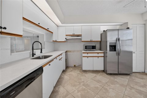 Copropriété à vendre à Pembroke Pines, Floride: 2 chambres, 110.74 m2 № 2393377 - photo 2