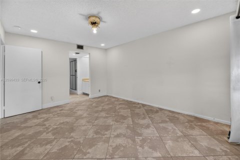 Copropriété à vendre à Pembroke Pines, Floride: 2 chambres, 110.74 m2 № 2393377 - photo 10