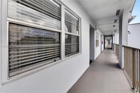 Copropriété à vendre à Pembroke Pines, Floride: 2 chambres, 110.74 m2 № 2393377 - photo 24