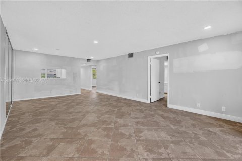 Copropriété à vendre à Pembroke Pines, Floride: 2 chambres, 110.74 m2 № 2393377 - photo 6