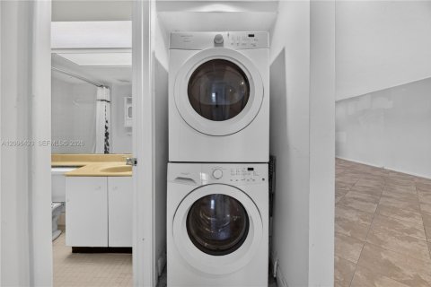 Copropriété à vendre à Pembroke Pines, Floride: 2 chambres, 110.74 m2 № 2393377 - photo 18