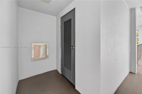 Copropriété à vendre à Pembroke Pines, Floride: 2 chambres, 110.74 m2 № 2393377 - photo 26