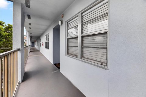 Copropriété à vendre à Pembroke Pines, Floride: 2 chambres, 110.74 m2 № 2393377 - photo 23