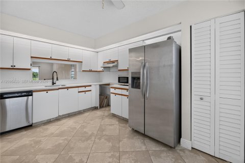 Copropriété à vendre à Pembroke Pines, Floride: 2 chambres, 110.74 m2 № 2393377 - photo 3