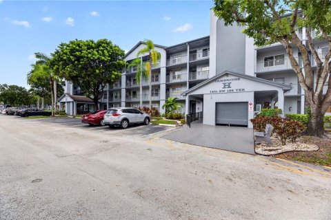 Copropriété à vendre à Pembroke Pines, Floride: 2 chambres, 110.74 m2 № 2393377 - photo 1