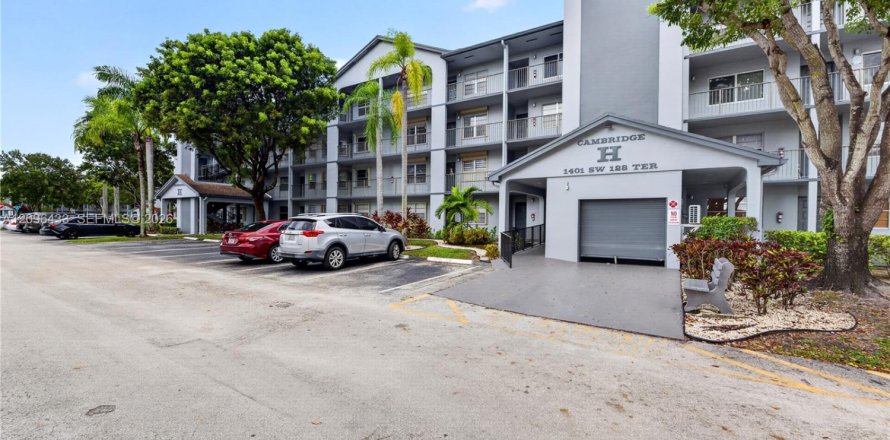 Condo à Pembroke Pines, Floride, 2 chambres № 2393377