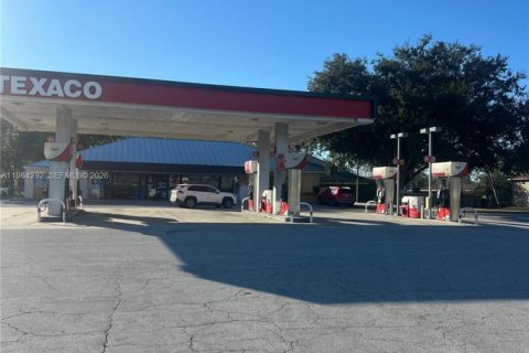 Commercial property in New Port Richey, Florida № 2026757 - photo 4