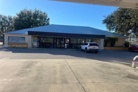 Commercial property in New Port Richey, Florida № 2026757 - photo 7