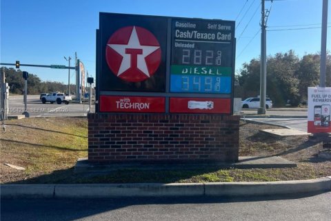 Commercial property in New Port Richey, Florida № 2026757