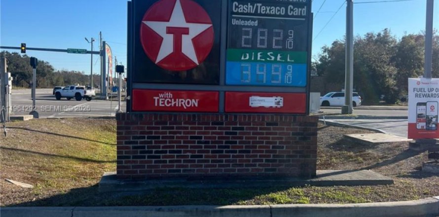 Commercial property in New Port Richey, Florida № 2026757