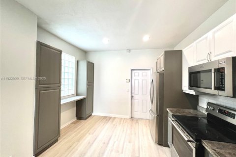 Touwnhouse à louer à Weston, Floride: 3 chambres, 136.47 m2 № 1976731 - photo 12