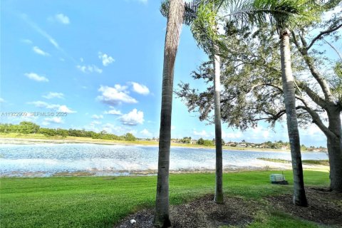 Touwnhouse à louer à Weston, Floride: 3 chambres, 136.47 m2 № 1976731 - photo 1