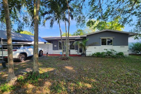 Villa ou maison à vendre à Hollywood, Floride: 2 chambres, 101.08 m2 № 2051819 - photo 3