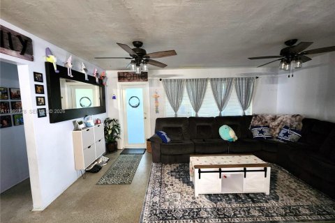 Villa ou maison à vendre à Hollywood, Floride: 2 chambres, 101.08 m2 № 2051819 - photo 10