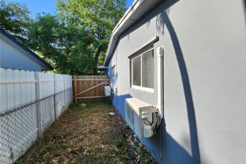 Villa ou maison à vendre à Hollywood, Floride: 2 chambres, 101.08 m2 № 2051819 - photo 29