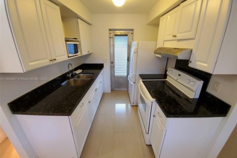 Apartment in Hallandale Beach, Florida 3 bedrooms, 273.23 sq.m. № 1888335 - photo 6