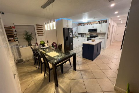 Casa en alquiler en Fort Lauderdale, Florida, 4 dormitorios, 120.77 m2 № 1991896 - foto 4