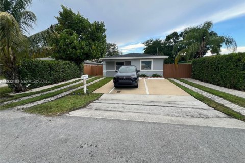 Casa en alquiler en Fort Lauderdale, Florida, 4 dormitorios, 120.77 m2 № 1991896 - foto 2