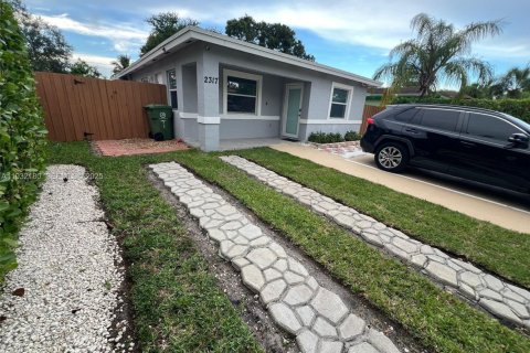 Casa en alquiler en Fort Lauderdale, Florida, 4 dormitorios, 120.77 m2 № 1991896 - foto 1