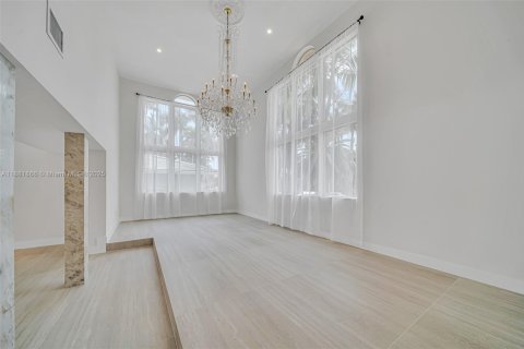 House in North Miami Beach, Florida 4 bedrooms, 299.05 sq.m. № 1929710 - photo 8
