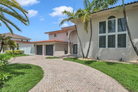 House in North Miami Beach, Florida 4 bedrooms, 299.05 sq.m. № 1929710 - photo 19