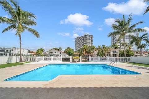 House in North Miami Beach, Florida 4 bedrooms, 299.05 sq.m. № 1929710 - photo 15
