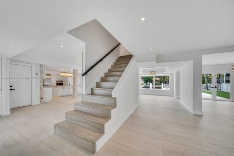 House in North Miami Beach, Florida 4 bedrooms, 299.05 sq.m. № 1929710 - photo 24