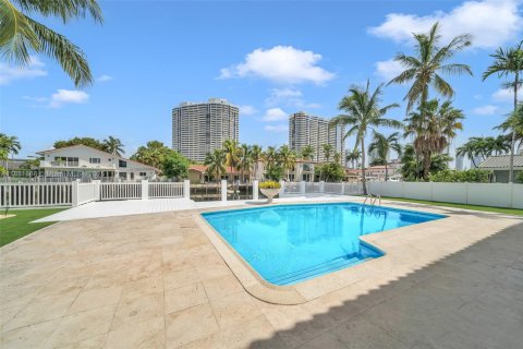 House in North Miami Beach, Florida 4 bedrooms, 299.05 sq.m. № 1929710 - photo 13