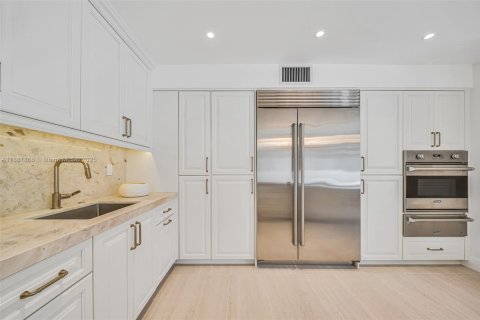 House in North Miami Beach, Florida 4 bedrooms, 299.05 sq.m. № 1929710 - photo 10